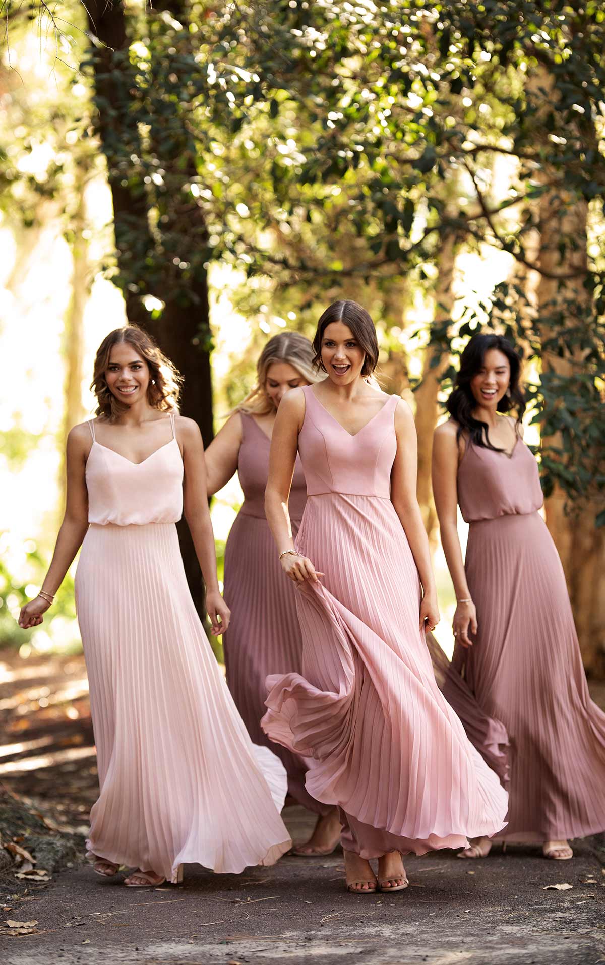 Mismatched Bridesmaid Dresses Perfectly For 2023 Wedding Trend - Tulle &  Chantilly Wedding Blog