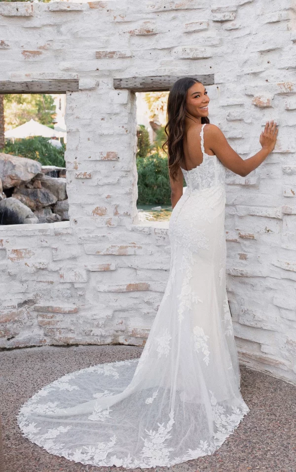 ELEGANT FLORAL LACE FIT-AND-FLARE WEDDING DRESS WITH SHOULDER STRAPS - Image 4
