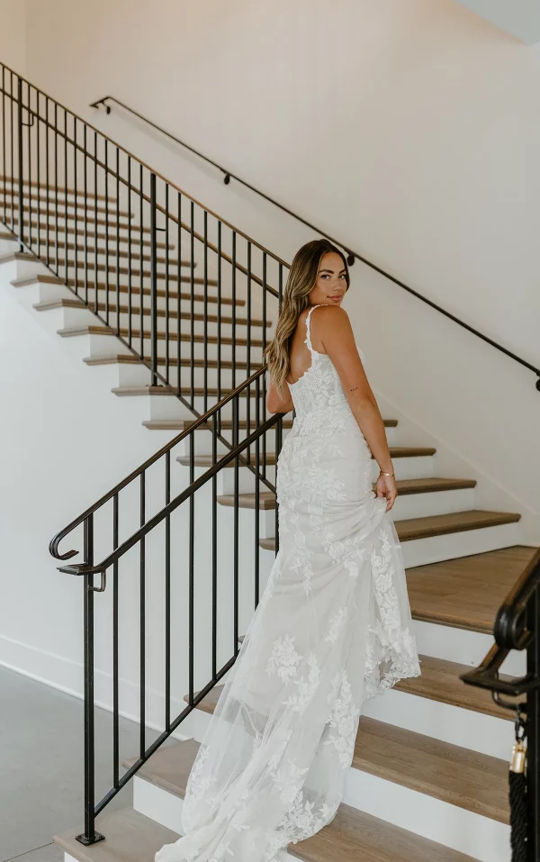 ELEGANT FLORAL LACE FIT-AND-FLARE WEDDING DRESS WITH SHOULDER STRAPS - Image 9