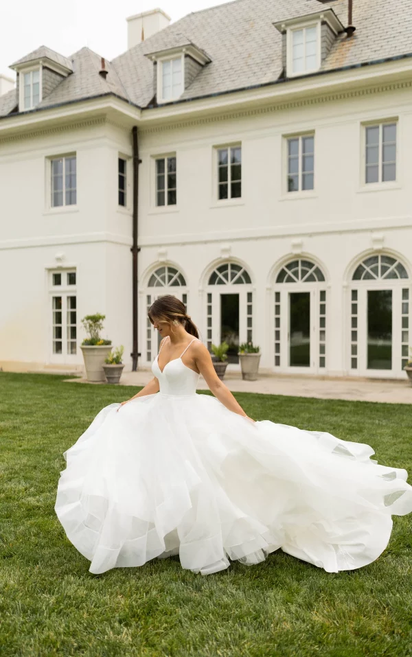 MODERN PRINCESS BALLGOWN WEDDING DRESS WITH CORSET-STYLE BODICE