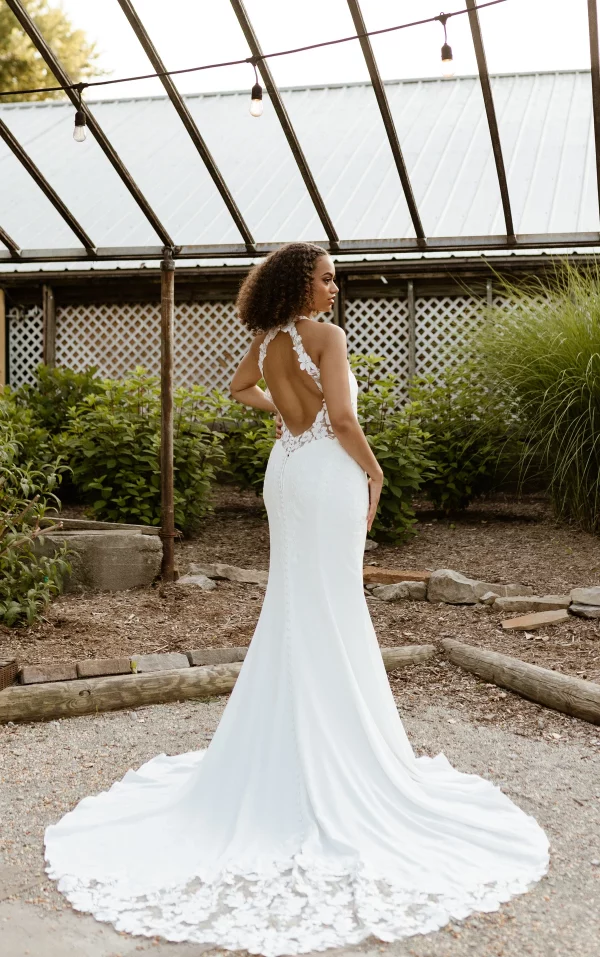 SEXY LACE FIT-AND-FLARE WEDDING DRESS WITH SWEETHEART NECKLINE AND CUTOUT TRAIN