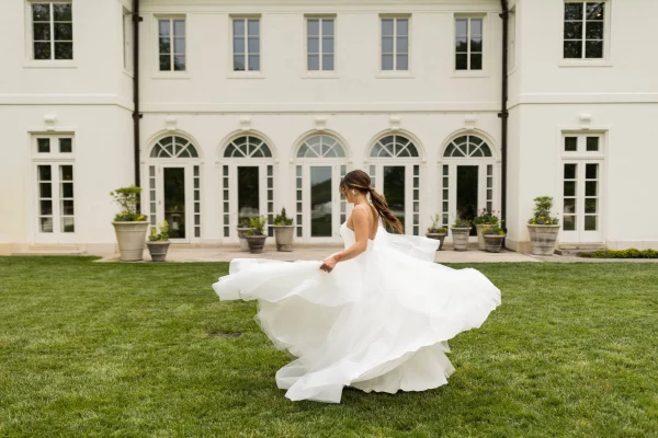 MODERN PRINCESS BALLGOWN WEDDING DRESS WITH CORSET-STYLE BODICE - Image 4