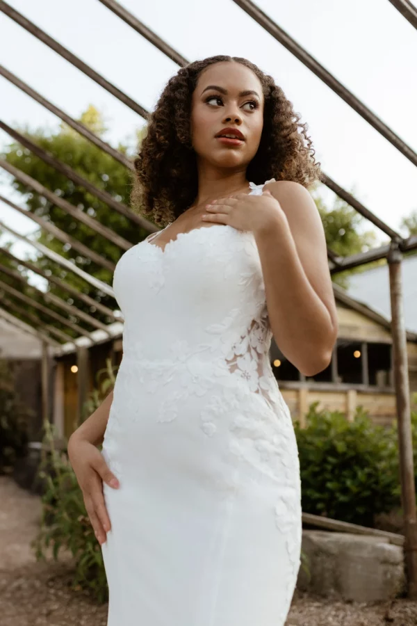 SEXY LACE FIT-AND-FLARE WEDDING DRESS WITH SWEETHEART NECKLINE AND CUTOUT TRAIN - Image 4