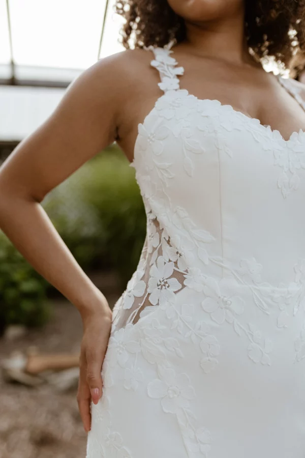 SEXY LACE FIT-AND-FLARE WEDDING DRESS WITH SWEETHEART NECKLINE AND CUTOUT TRAIN - Image 5