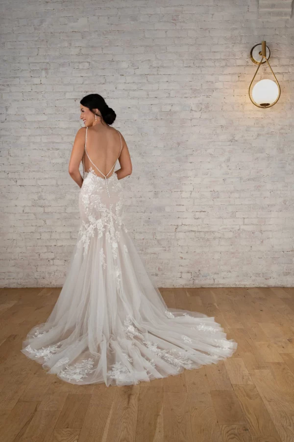 STUNNING LACE FIT-AND-FLARE WEDDING DRESS WITH PLUNGING V-NECKLINE - Image 4
