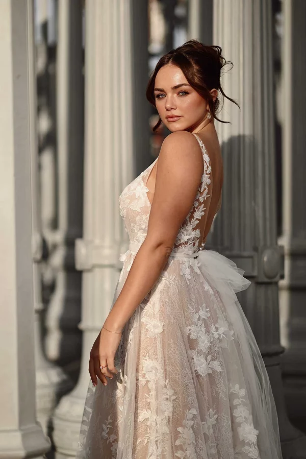 ELEGANT SHORT SLEEVE LACE A-LINE WEDDING DRESS WITH PLUNGING V-NECKLINE - Image 5